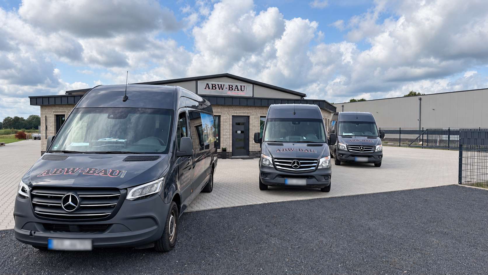 Die Fahrzeugflotte der ABW-Bau GmbH vor dem Firmengebäude